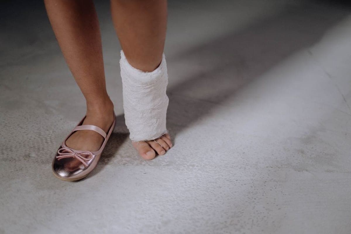 Cuidado com os pés e o calcanhar, foco em prevenção de feridas